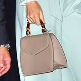 Die beige Tasche mit Bambus-Henkel ist schon lange im Besitz der Frau von Prinz Carl-Philip und wurde von den schwedischen Designerinnen Paula Hedström und Eva-Lotta Hallius entworfen. 