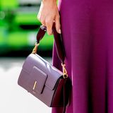 Die dunkel lilafarbene Tasche, die sie lässig in der Hand hält, stammt vom jungen niederländischen Label Wandler. Die "Georgia"-Schultertasche mit goldener Hardware kostet rund 675 Euro und ist dank seines cleanen Designs zeitlos und elegant. 