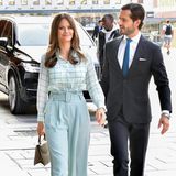 Prinzessin Sofia von Schweden setzt zu ihrem hellblauen Ensemble auf eine helle Tasche. 