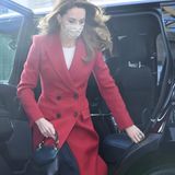 Herzogin Kate zeigt sich mit einer neuen Tasche: Sie zeigt sich mit der "Love Letter"-Tasche von Grace Han (Preis rund 1.960 Euro). Das Design erinnert an die Klappe eines Briefes und soll eine Ode an "Liebesbriefe von Vergangenheit, Gegenwart und Zukunft" sein. Ob Kate in der Tasche vielleicht ein Briefchen von William versteckt? 
