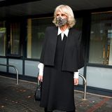 ... hält sich die 73-Jährige allerdings bedeckt und setzt auf eine schlichte Schwarz-Weiß-Kombination aus Kleid mit Blusen-Details, Strumpfhose und Blazer. Perlenohrringe runden ihren überaus stilvollen Auftritt ab. 