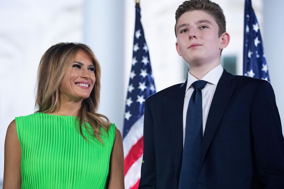 Melania Trump: Das ist ihr wichtig: So hölzern die First Lady oft wirkt, unter Kindern ist sie entspannt. Ihre Kindeswohl-Initiative "Be Best" will sie nach der Zeit im Weißen Haus fortsetzen. Und für Sohn Barron (l.) ist sie eine Löwen-Mutter - als er in der Öffentlichkeit verspottet wurde, konterte sie mit deutlichen WortenHarndrang Das ist ihr wichtig: So hölzern die First Lady oft wirkt, unter Kindern ist sie entspannt. Ihre Kindeswohl-Initiative "Be Best" will sie nach der Zeit im Weißen Haus fortsetzen. Und für Sohn Barron (l.) ist sie eine Löwen-Mutter - als er in der Öffentlichkeit verspottet wurde, konterte sie mit deutlichen WortenHarndrang