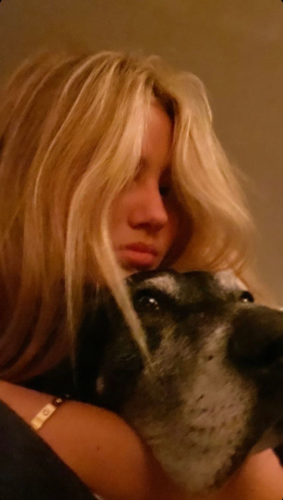 Leni Klum: Heidi Klums Tochter Leni kuschelt mit Hund Anton. An ihrem Handgelenk funkelt das berühmte "Love Bracelet" von Cartier. Heidi Klums Tochter Leni kuschelt mit Hund Anton. An ihrem Handgelenk funkelt das berühmte "Love Bracelet" von Cartier.