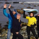 Ganz bescheiden stolz sind Prinzessin Mette-Marit und Prinz Haakon auf diesem Foto, das Tochter Ingrid Alexandra und andere Freunde als neue Surf-Begeisterte der norwegischen Junioren-Klasse zeigt! Wir wünschen viel Spaß und Erfolg!