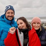 24. Oktober 2020  So sehen stolze Eltern aus! Prinzessin Ingrid Alexandra hat das Finale der Surf-Juniorinnen im norwegischen Jæren gewonnen, und die Kronprinz Haakon und Prinzessin Mette-Marit haben es sich nicht nehmen lassen, ihre Tochter dabei kräftig anzufeuern.