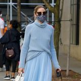 Wow, was für ein Look im tristen Herbst! Style-Ikone Olivia Palermo geht in New York im hellblauen Uni-Look spazieren - nur die Boots, Handtasche und Sonnenbrille fallen aus der Reihe.