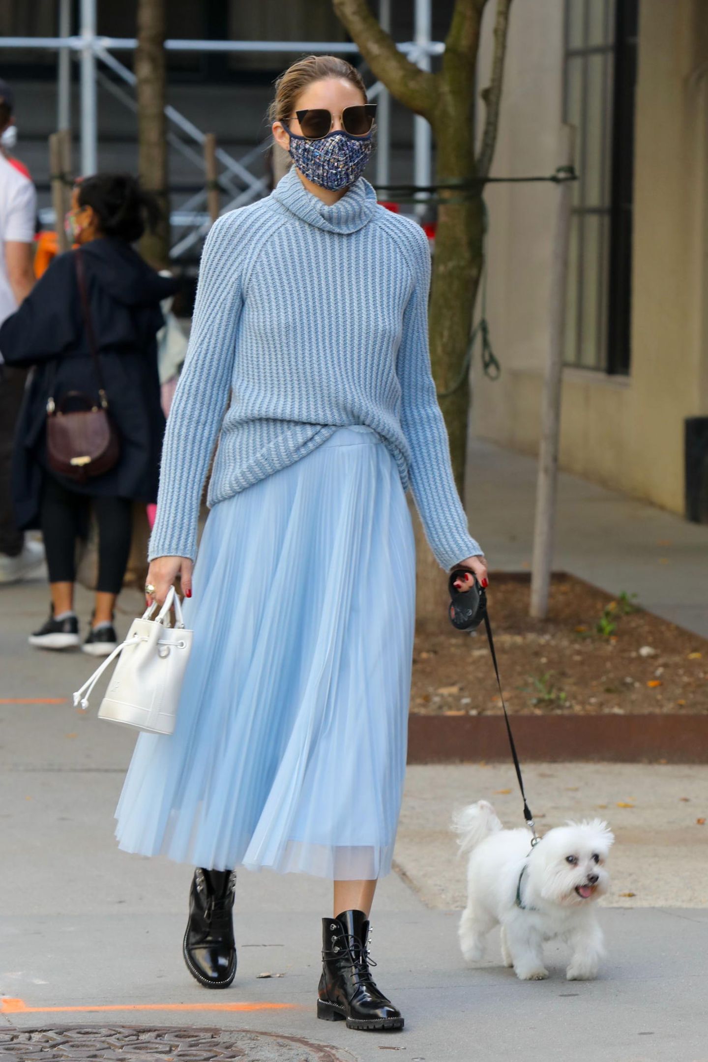 Wow, was für ein Look im tristen Herbst! Style-Ikone Olivia Palermo geht in New York im hellblauen Uni-Look spazieren - nur die Boots, Handtasche und Sonnenbrille fallen aus der Reihe.