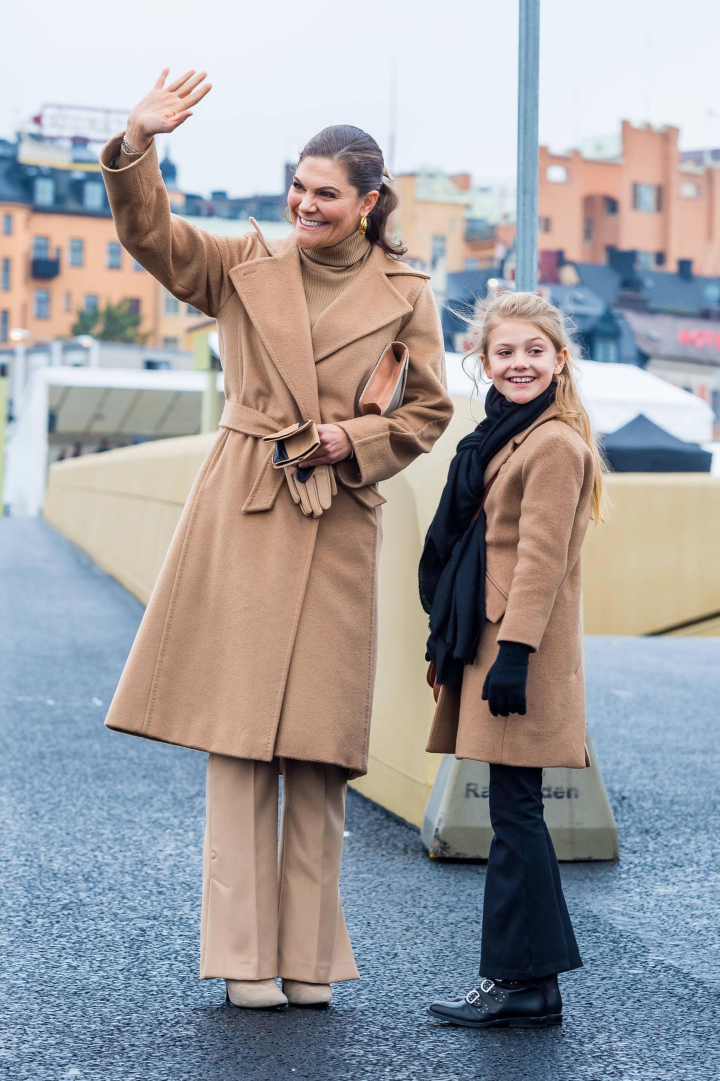 Was für ein Duo: Victoria und Estelle zeigen sich bei der Einweihung der "Slussbron" in Stockholm im perfekten Partnerlook. Beide tragen beigefarbene Mäntel, bei Victoria ist auch der Rest des Outfits beige, bei Estelle dagegen schwarz.