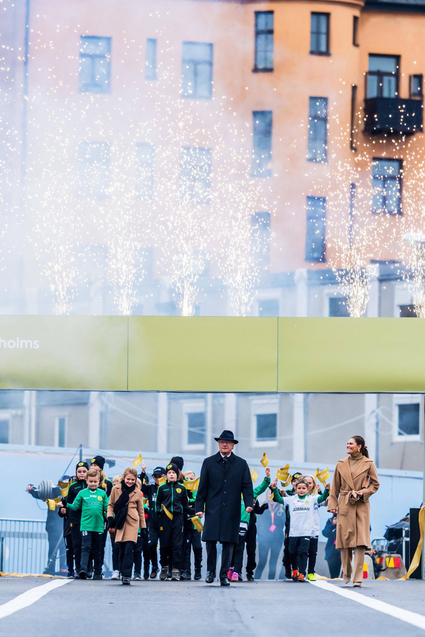 25. Oktober 2020  Mit Feuerwerk, Musik und vielen Zuschauern und Gästen eröffnen König Carl Gustaf zusammen mit seiner Tochter Victoria und Enkelin Estelle die neue Schleusenbrücke "Slussbron" in Stockholm.