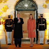 Melania Trump trägt einen orangefarbenen Veloursleder-Mantel