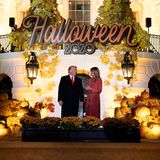 Auch das Weiße Haus ist für Halloween 2020 bereit. Donald und Melania Trump verteilen beim alljährlichen "Trick or Treat"-Event die Süßigkeiten aufgrund Corona-Pandemie allerdings in diesem Jahr nicht selbst und halten den nötigen Abstand zu den Kindern.  