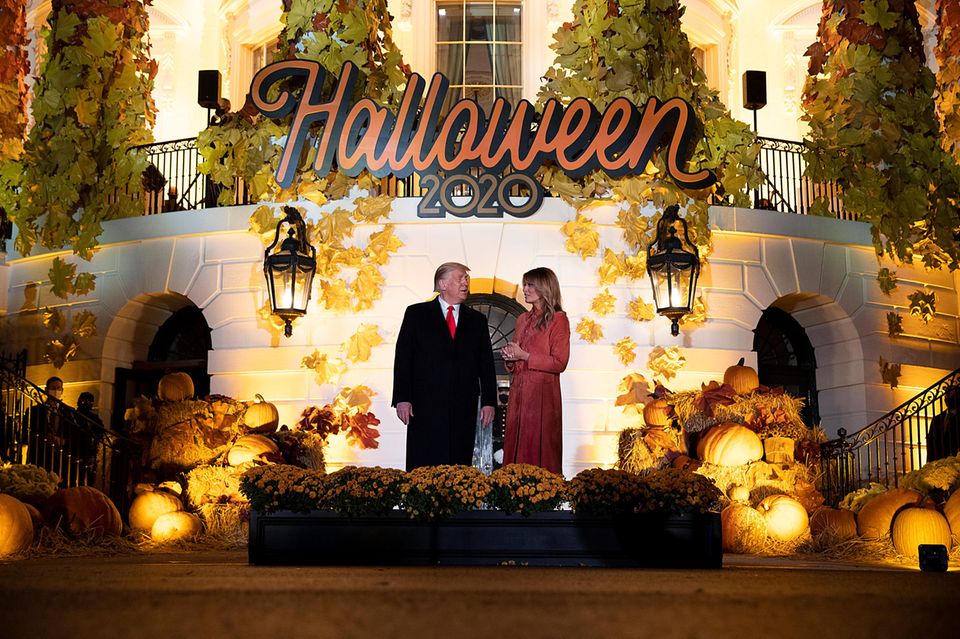 Auch das Weiße Haus ist für Halloween 2020 bereit. Donald und Melania Trump verteilen beim alljährlichen "Trick or Treat"-Event die Süßigkeiten aufgrund Corona-Pandemie allerdings in diesem Jahr nicht selbst und halten den nötigen Abstand zu den Kindern. Auch das Weiße Haus ist für Halloween 2020 bereit. Donald und Melania Trump verteilen beim alljährlichen "Trick or Treat"-Event die Süßigkeiten aufgrund Corona-Pandemie allerdings in diesem Jahr nicht selbst und halten den nötigen Abstand zu den Kindern.