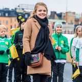 Prinzessin Estelle ist mir ihren acht Jahren schon ein großes Fashion-Vorbild. Im Camel-Coat und mit schwarzer Schlaghose strahlt sie bei der Einweihung der Schleusenbrücke "Slussbron" in Stockholm. Doch so erwachsen ihr Look auf den ersten Blick auch scheinen mag: Mit ihrer niedlichen Pferde-Tasche gibt Estelle dem Outfit ihre ganz eigene Note und macht die herbstliche schwarz-beige-Kombination zum Hingucker. 