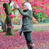 Was für ein wunderschöner Herbsttag in Gloucestershire, Großbritannien!  Und Camilla hätte ihren Look zum dunkelrot gefärbten Laub nicht besser abstimmen können.  Mit einer olivgrünen Parka-Jacke und einer ebenfalls grünfarbenen Jeans spaziert sie durch das Natur- und Tierschutzgebiet Arboretum Westonbirt in Tetbury. Der Blick fällt dabei auch auf ihre rustikal wirkenden Stiefel ... 