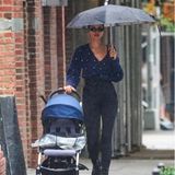 Im lässigen Look trotzt Irina dem Regen
