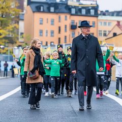 25. Oktober 2020  Prinzessin Estelle, König Carl Gustaf und Prinzessin Victoria zeigen sich Seite an Seite in Stockholm. Es ist das erste Mal seit dem Ausbruch des Coronavirus Anfang 2020, dass man den Monarchen mit seinen Thronerbinnen gemeinsam in der Öffentlichkeit sieht.