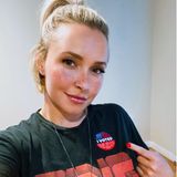 Auch Hayden Panettiere kann sich den "I voted"-Sticker stolz aufs T-Shirt kleben.
