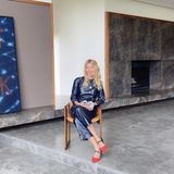 Dieses Wohnzimmer ist ein wahrgewordener Marmor-Traum: Claudia Schiffer empfängt zu Hause in London den GQ-Award und beeindruckt das Publikum mit einem seltenen Einblick in ihr Luxus-Heim. Das Wohnzimmer des Supermodels wirkt weitläufig und offen, auf Deko verzichtet Schiffer gänzlich. Besondere Hingucker: das große, dunkelblaue Bild sowie der bodentiefe Kamin. Die antik-wirkende Kommode im hinteren Bereich des Zimmers setzt einen gekonnten Kontrast und lässt den Wohnbereich gemütlich wirken.