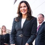 28. Oktober 2020  Mit dem Durchtrennen eines roten Bandes, erklärt Prinzessin Mary das Besucherzentrum "Nation of Health" der dänischen Gesundheitsorganisation "Healthcare Denmark" in Odense für eröffnet.