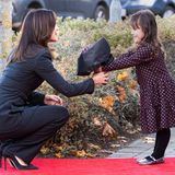 Stolz überreicht dieses kleine Mädchen Prinzessin Mary im Rahmen der Eröffnungsfeierlichkeiten einen Blumenstrauß. Dabei zeigt sich die Prinzessin ganz nahbar und beschert der vierjährigen Naja einen unvergesslichen Moment. 