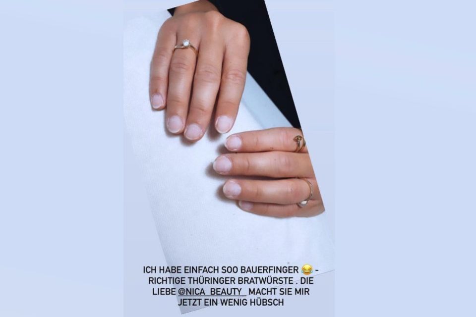 Blitzt da etwa ein Verlobungsring an Sarahs Finger?