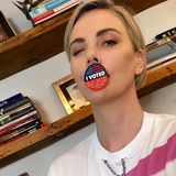 Wählen ist sexy! Charlize Theron ist der Meinung, dass jeder Gang zur Wahlurne im Anschluss ein leicht verführerisches Zwinker-Selfie mit dem "I voted"-Sticker verdient. Ihres ist ziemlich gut gelungen.