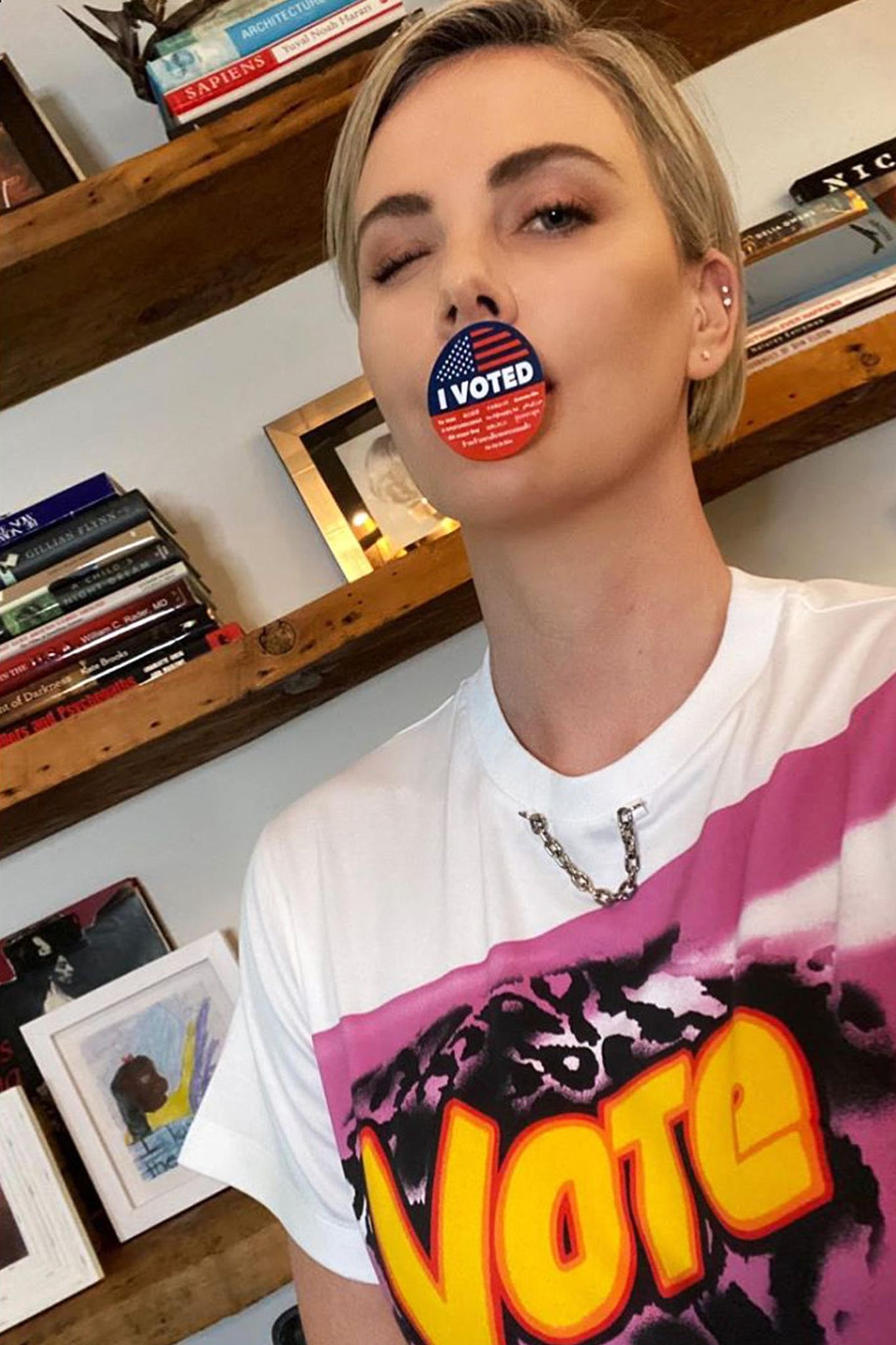 Wählen ist sexy! Charlize Theron ist der Meinung, dass jeder Gang zur Wahlurne im Anschluss ein leicht verführerisches Zwinker-Selfie mit dem "I voted"-Sticker verdient. Ihres ist ziemlich gut gelungen.
