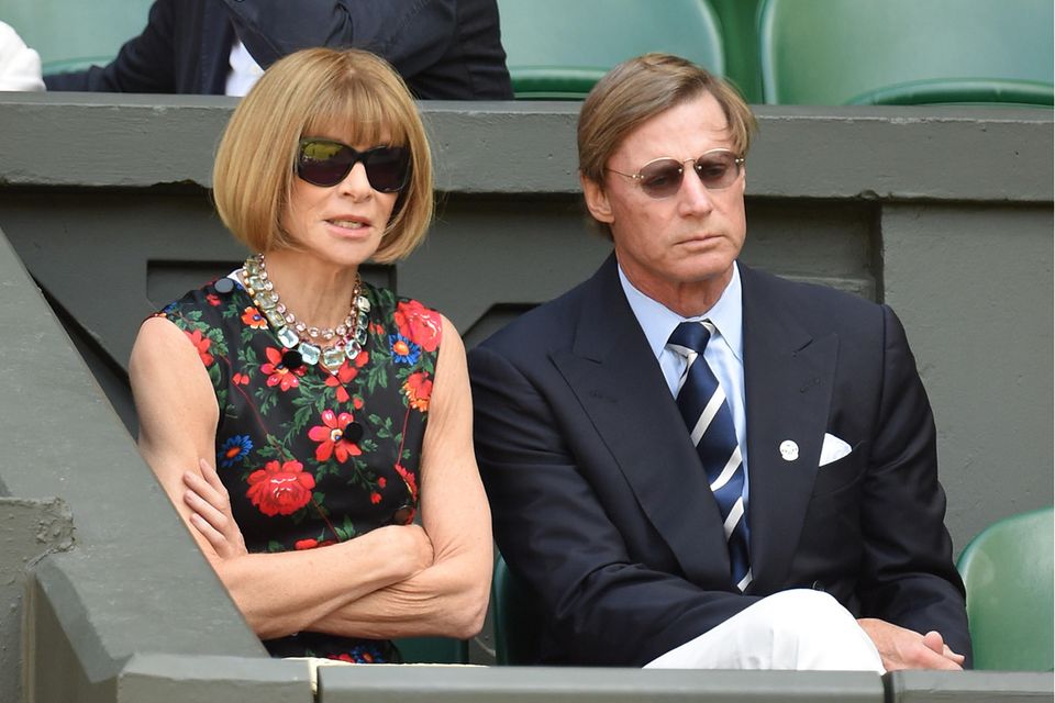Anna Wintour: Anna Wintour und Shelby Bryan 2015 in Wimbledon, London. Anna Wintour und Shelby Bryan 2015 in Wimbledon, London.