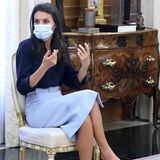 Königin Letizia hält Audienzen im Palast. Sie trägt einen hellblauen Bleistiftrock von Hugo Boss, den sie zu einer dunkelblauen Bluse und schlichten Pumps kombiniert. Ein absoluter Klassiker, den wir schon oft an ihr und anderen Royals gesehen haben - und trotzdem kommen bei diesen neuen Fotos Fragen auf.