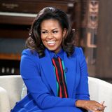 Colourblocking will gelernt sein, doch wie dieser Look beweist, benötigt Michelle Obama keine Nachhilfe. Das kräftige Blau ihres Anzugs harmoniert perfekt mit der rot-türkis-gestreiften Bluse sowie den neongelben Streifen ihrer Hose. 