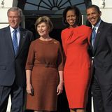 Amtsabklatsch der US-Präsidenten und deren First Ladys: Noch-First Lady Laura Bush und ihre Nachfolgerin Michelle Obama begrüßten sich am 17. Mai 2010 warmherzig mit einem Wangenkuss im Weißen Haus. Während Laura auf ein kastanienbraunes Kleid mit Taillengürtel setzt, wählt Michelle ein rotes Bleistiftkleid. 