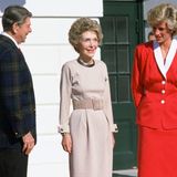 Am 9. November 1985 waren Lady Diana und ihr Mann Prinz Charles zu Besuch im Weißen Haus. Wohingegen Diana auf eine knallige Blazer-Rock-Kombination in Rot mit weiß abgesetztem Revers setzt, kleidet sich Nancy komplett in der Farbe Nude. 