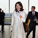 Überdimensional große Knöpfe, ein glänzendes Material und ein hübscher Creme-Weiß-Ton: Ein Mantel, für den Jackie im Jahr 1971 von vielen Frauen beneidet wurde. 