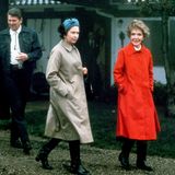 Nancy Reagans und die Queen verband eine lange Freundschaft - und ein ähnlicher Kleidungsstil. Beide Frauen kleideten sich gerne -wie hier auf einem Foto entstanden auf der Reagans Ranch in Santa Barbara - in lange Mäntel und schwarze Stiefeletten. 