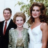 Anlässlich zum 80. Geburtstag von Bob Hope im Kennedy Center erscheint Nancy zusammen mit ihrem Ehemann und dem Model Brooke Shields in einem auffälligen Glitzer-Metallic-Jackett. Perlenschmuck und ein ebenfalls auffälliges Glitzer-Top runden den Look aus dem Jahr 1983 ab. 