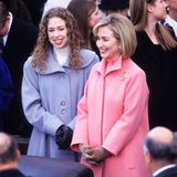 Hillary Clinton war als Ehefrau Bill Clintons, mit dem sie seit 1975 verheiratet ist, von 1993 bis 2001 First Lady der Vereinigten Staaten. Zusammen mit Tochter Chelsea, setzt die First Lady auf Bonbonfarbene Mäntel in Flieder und Pink. 