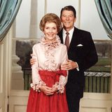 Nancy Reagan war während der Amtszeit ihres Mannes Ronald Reagan von 1981 bis 1989 die First Lady der Vereinigten Staaten. Die US-amerikanische Schauspielern war für ihre konservative Haltung bekannt, was sich auch in ihrem Kleidungsstil widerspiegelte. 