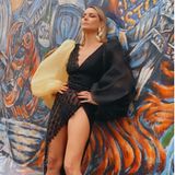 Bevorstehender Lockdown und regnerisches Herbstwetter halten Heidi Klum nicht davon ab, ein wenig Glamour nach Berlin zu bringen. In einer eleganten Robe von Georges Hobeika posiert sie lasziv an der Berliner Mauer.