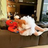 Als schöner Schwan bezirzt Chrissy Teigen ihren Spider-Man John zu Hause auf der Couch.