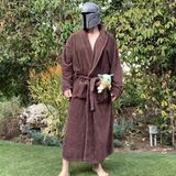 Der kanadische Schauspieler Nathan Fillion hat das perfekte Kostüm für die derzeitige Situation gefunden: Mit Maske und Jedi-Bademantel wandelt er durch den eigenen Garten.