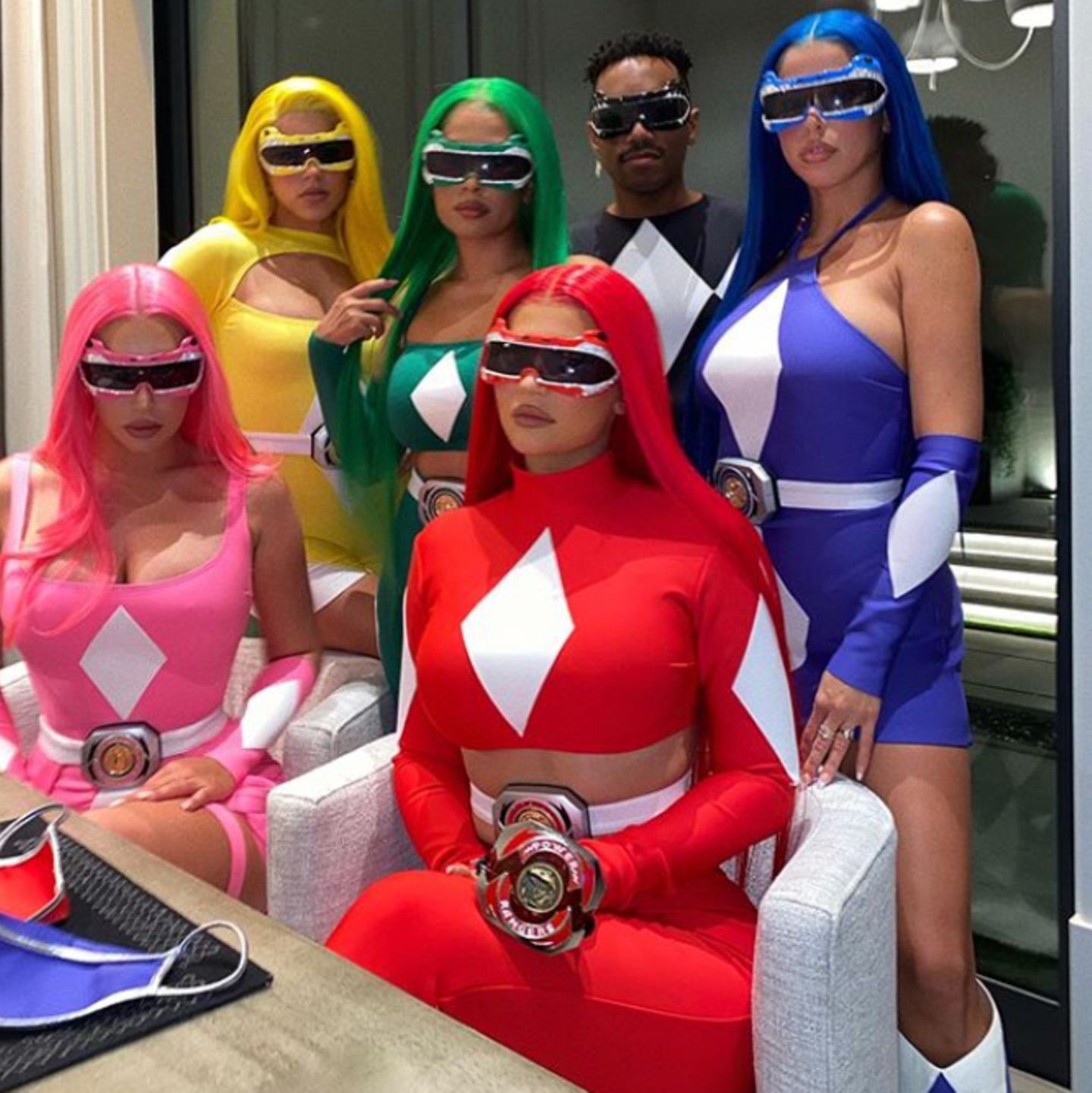 Im roten "Power Rangers"-Anzug bleibt Kylie Jenner ihrer Vorliebe für figurbetonte Outfits treu. Und bevor die Welt gerettet wird, ist auch noch Zeit für ein Foto.