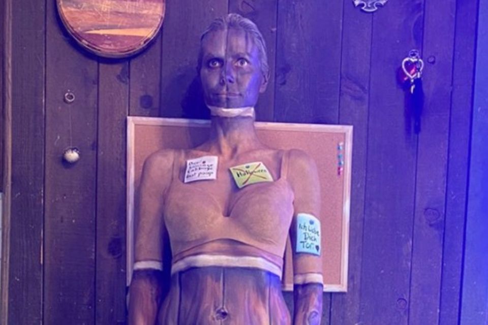 Heidi Klum: Hier stimmt einfach alles: Heidis Make-up-Künstler haben ihr Können mal wieder unter Beweis gestellt und Heidi perfekt in die Szenerie eingebunden. Aber ob das am Ende wirklich reicht, um sich vor den Zombies zu verstecken? Soviel sei verraten: Es kommt doch alles anders, als man denkt... Hier stimmt einfach alles: Heidis Make-up-Künstler haben ihr Können mal wieder unter Beweis gestellt und Heidi perfekt in die Szenerie eingebunden. Aber ob das am Ende wirklich reicht, um sich vor den Zombies zu verstecken? Soviel sei verraten: Es kommt doch alles anders, als man denkt...