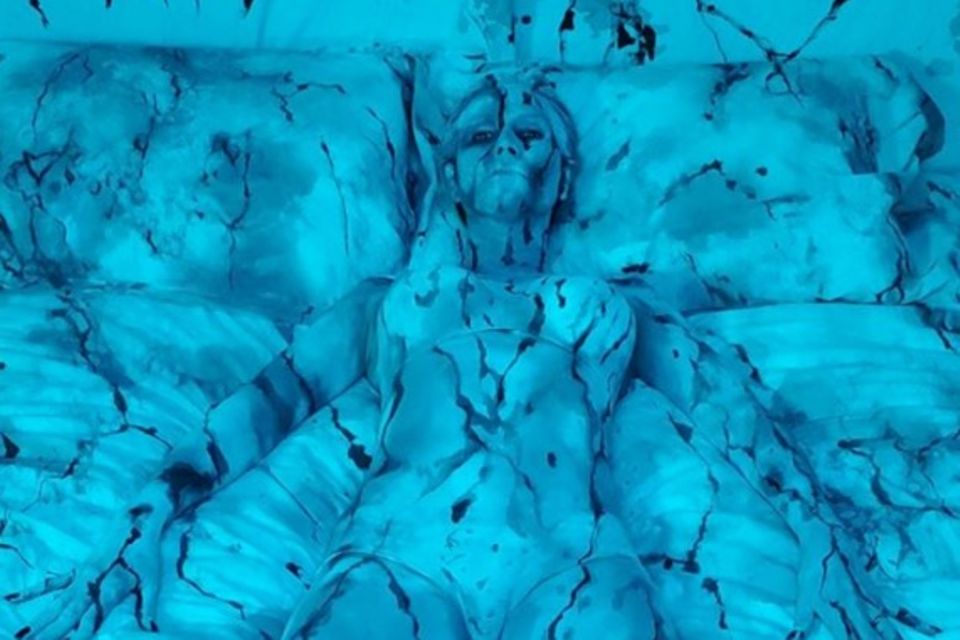 Heidi Klum: ... passt sich Heidi chamäleon-artig der Umgebung an: In einem mit Blut überströmten Bett fällt die 47-Jährige kaum auf. Auch vor einer Pinnwand kann sich Heidi vor ihren Grusel-Kindern verstecken ... ... passt sich Heidi chamäleon-artig der Umgebung an: In einem mit Blut überströmten Bett fällt die 47-Jährige kaum auf. Auch vor einer Pinnwand kann sich Heidi vor ihren Grusel-Kindern verstecken ...