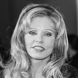 19. Oktober 2020: Gisela Muth (60 Jahre)  Gisela Muth gehörte zur deutschen High Society, auch auf Promi-Events war sie ein gern gesehener Gast. Vor allem mit ihrem extravaganten Modestil machte die Kosmetikunternehmerin auf sich aufmerksam. Ihre auffallenden Kleider designte die schillernde Frau von Unternehmer Dr. Hans-Georg Muth meistens selbst. Mit ihrem Ehemann, mit dem sie mehr als 30 Jahre verheiratet war, lebte die Düsseldorferin auch in Cannes an der Côte d'Azur. Die Society-Lady ist im Alter von 60 Jahren überraschend verstorben. Die Beisetzung fand im engsten Familienkreis statt, genauere Todesumstände sind bisher nicht bekannt.