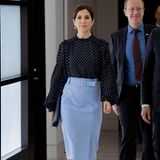 Bereits einige Monate zuvor, im März 2019, zeigte sich Prinzessin Mary das erste Mal in dem royalen It-Piece. Sie wählt zwar  - anders als Letizia und Sofia - keine einfarbige Bluse, sondern eine mit Polka-Dots, bleibt allerdings den schlichten, dunklen Pumps treu. 