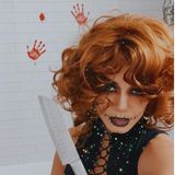Schauspielerin Vanessa Hudgens ist ein großer Halloween-Fan. In diesem Jahr setzt sie sich blutrünstig im eigenen Badezimmer in Szene.