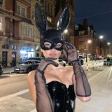 Topmodel Shanina Shaik macht als "Lola, the bad bunny" die Straßen von London unsicher.