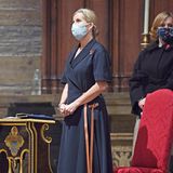 Zum Allerseelen-Gottesdienst in der Londoner Westminster Abbey wählt Sophie von Wessex ein Kleid, das wir so an ihr noch nie gesehen haben. Das dunkelblaue Wickelkleid des Labels Loewe besticht mit cognacfarbenen Lederapplikationen und einem hübschen V-Ausschnitt. Ein Schnäppchen ist das Wollkleid für 1600 Euro allerdings nicht. 