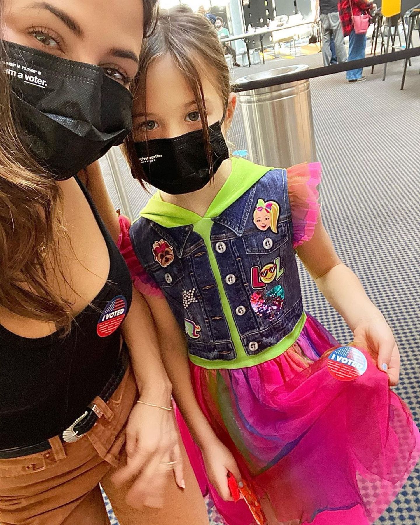 Zusammen mit Tochter Eevie verlässt Jenna Dewan das Wahllokal. "Ich hoffe, wir bringen diesem Land wieder Heilung, Gleichberechtigung und Vereinigung", schreibt sie dazu auf Instagram.
