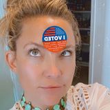 Prominenter kann man einen "I Voted" Sticker nicht platzieren, das dachte sich auch Schauspielerin Kate Hudson, die mit ihrem Wahlaufruf mit Silberblick für einige Lacher sorgt.
